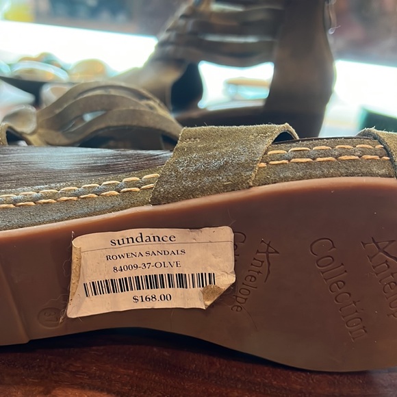 Beautiful army green antelope sandals - Picture 3 of 4